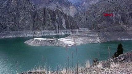 Artvin'de barajlardaki su çekildi; yerleşim yerleri ortaya çıktı