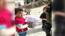 Suriyeli çocukların yüzünü güldürdüler