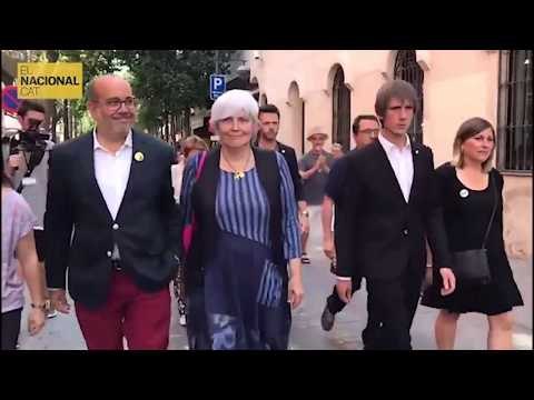 Aquest és l'ambient als exteriors de l'ajuntament de Badalona abans del ple d'investidura