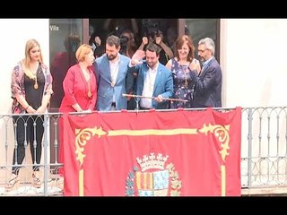 Àlex Pastor surt al balcó de l'ajuntament de Badalona