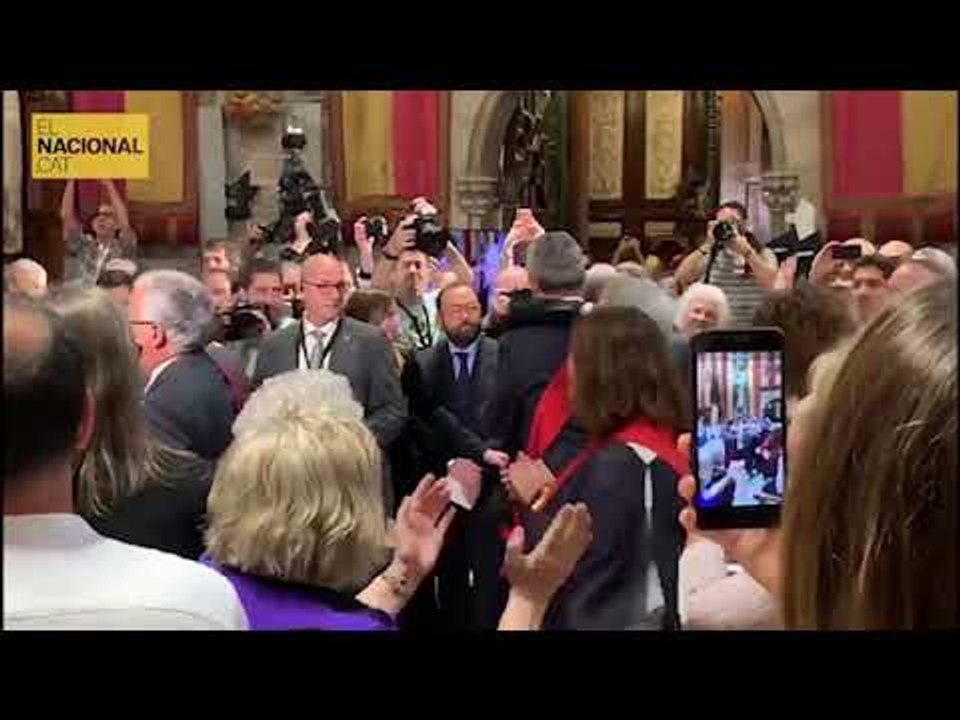 Ovació a Quim Forn a la seva entrada al Saló de Cent de Barcelona