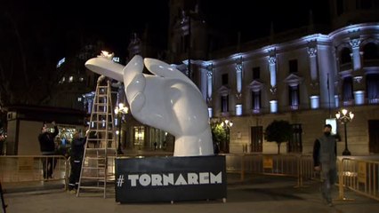 Se enciende un pebetero fallero para recordar a las víctimas de Covid