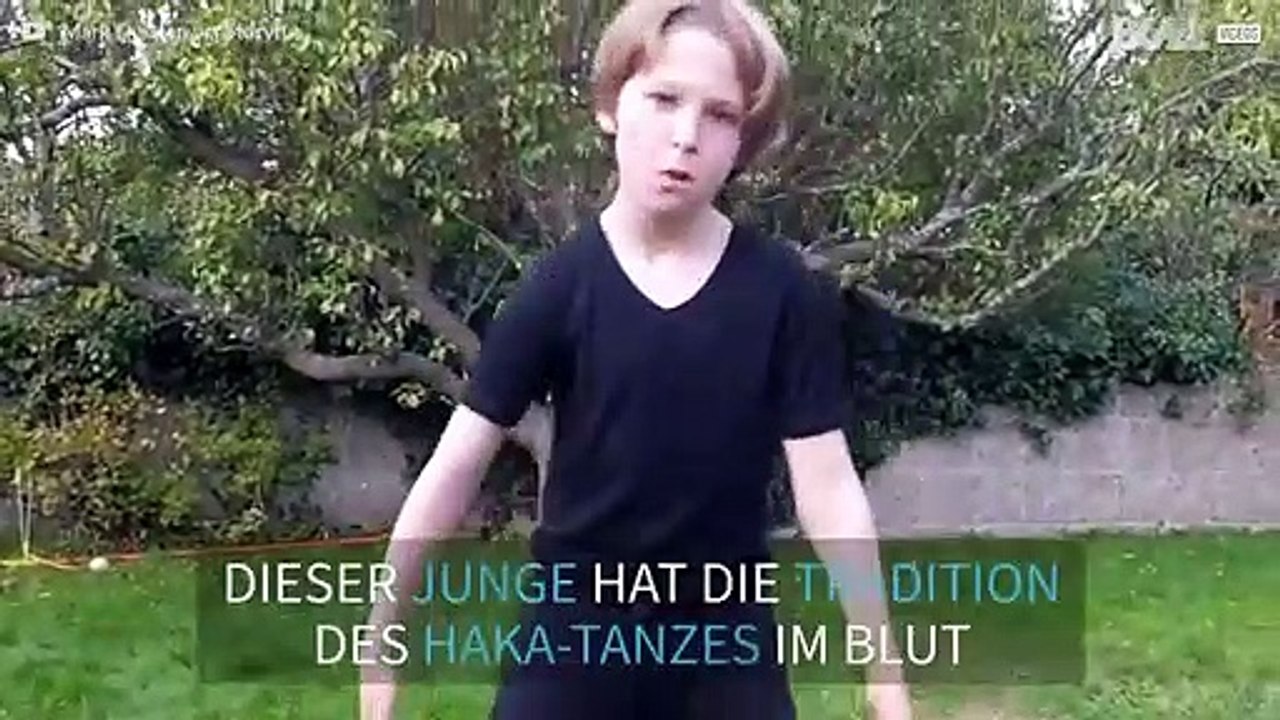 Junge bringt furchterregenden Haka-Tanz