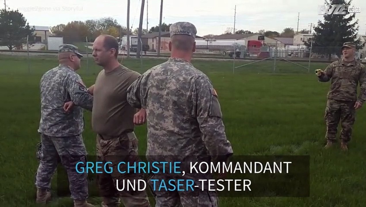 Soldat lässt sich mit Taser schocken!
