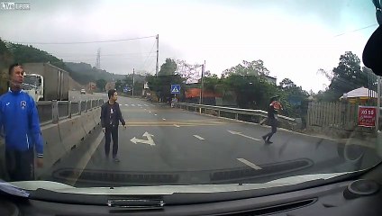 رضيع يزحف بمفرده في منتصف طريق سريع!