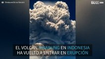 Nube gigantesca surge tras una erupción volcánica en Indonesia