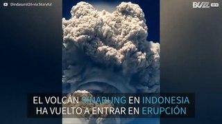 Nube gigantesca surge tras una erupción volcánica en Indonesia