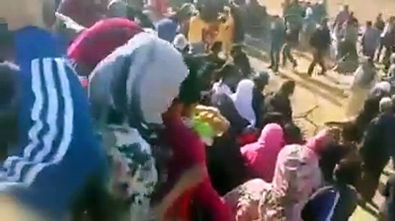 حصان يسقط فارسا و يدهس العشرات من المواطنين بال...