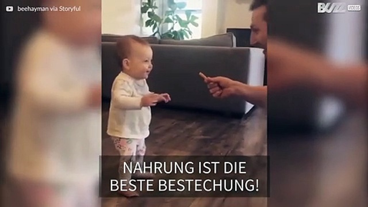 Wie motiviert man ein Baby zum Laufen? Man hält ihm eine Pommes vor die Nase!