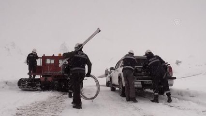 Hakkari'de elektrik arıza ekipleri profesyonel dağcı ve kayakçıları aratmıyor