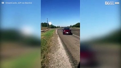 Mann singt zu kaputter Hupe nach Unfall