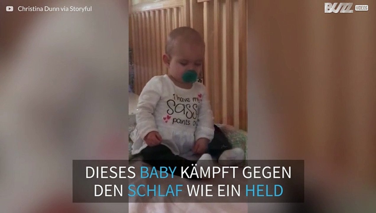 Ein Baby kämpft gegen den Schlaf - und verliert monumental