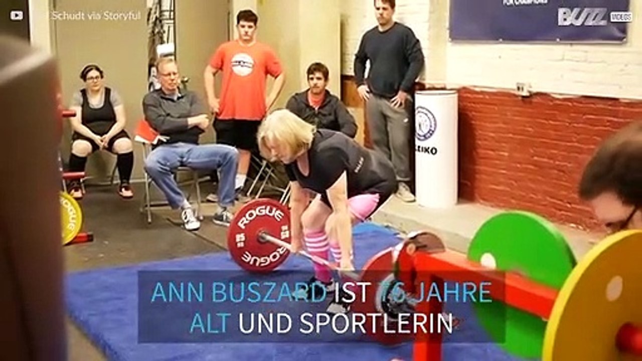 Super-Oma hebt Gewichte