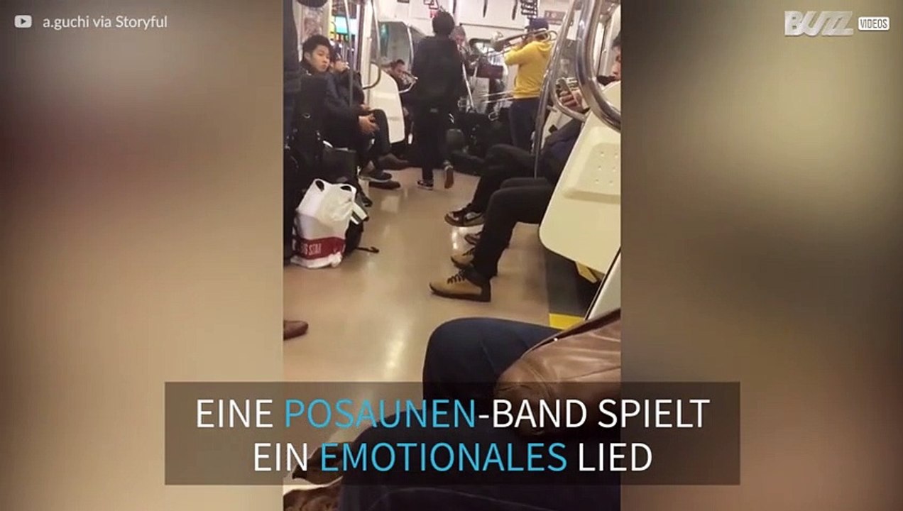 Musiker spielen die Posaune in U-Bahn in Tokio