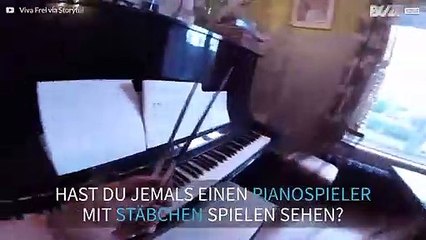 Klavier mit Stäbchen in Staccato