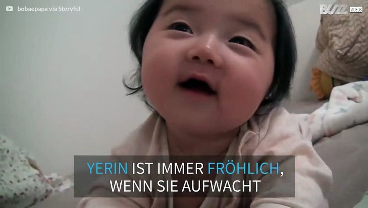 Süßes Baby hört nicht auf zu lächeln