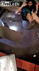 بوابة فيتو_ رجل يلقي بزوجته في صندوق قمامة (فيديو)