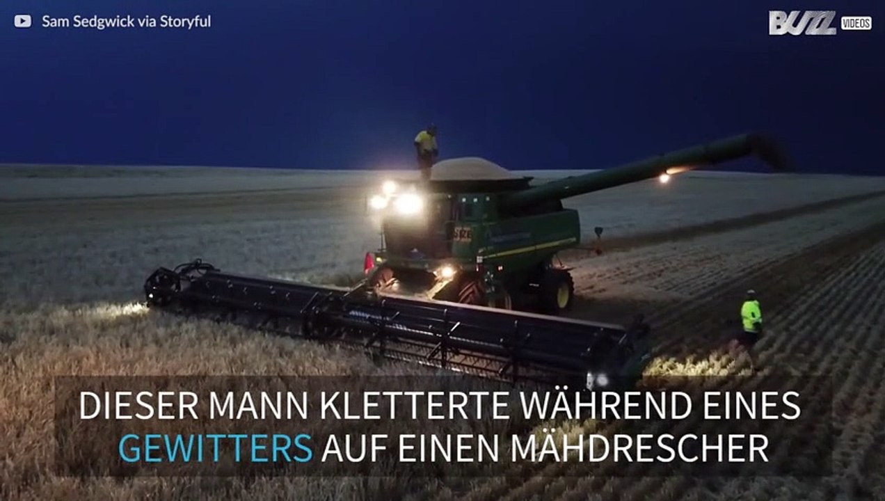 Mann tanzt auf Mähdrescher während es gewittert