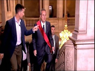 Quim Forn abandona l'Ajuntament per una porta lateral i ja està de camí a Brians II