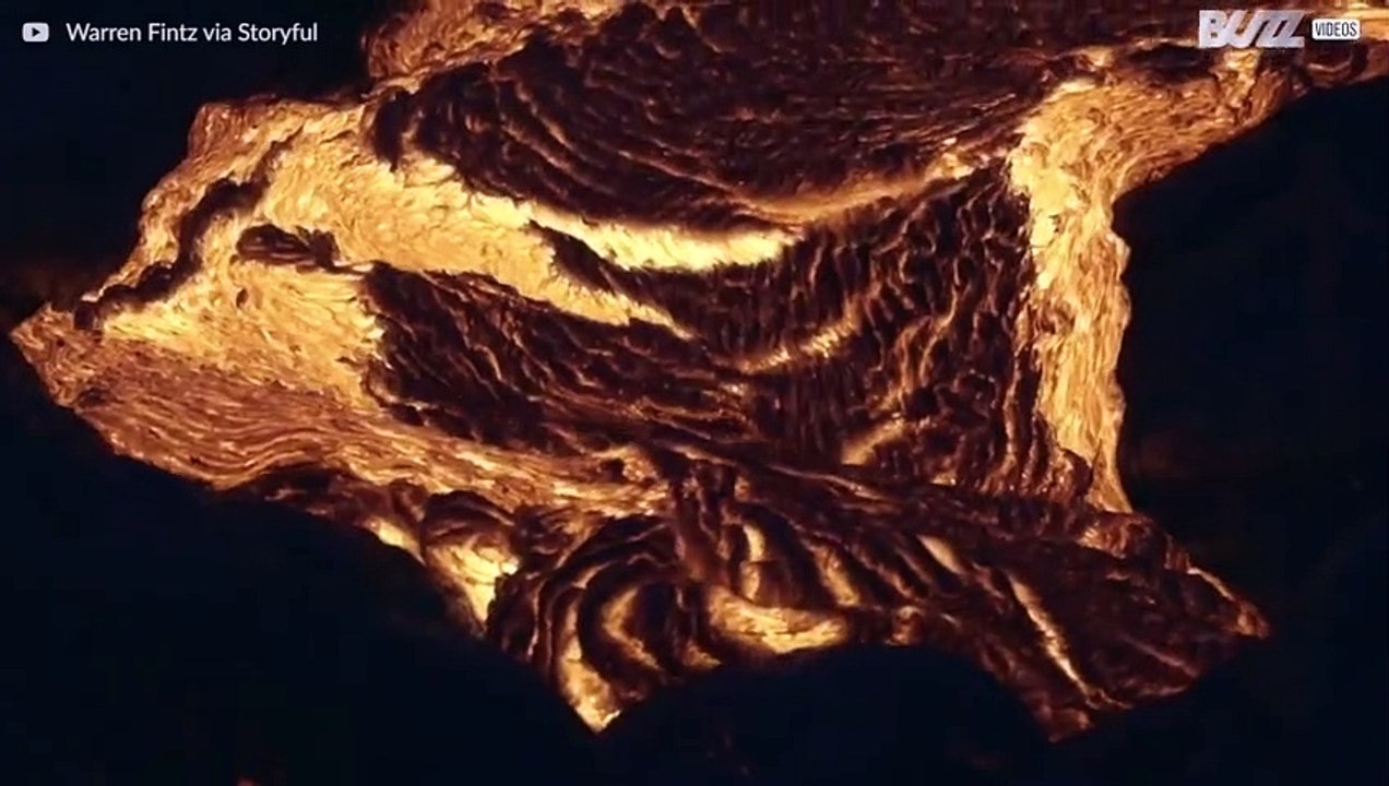 Lava strömt aus hawaiianischen Vulkan