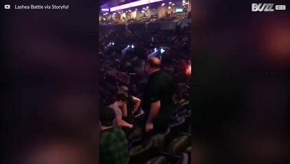 Lustiger Mann schwingt das Tanzbein vor einem Konzert