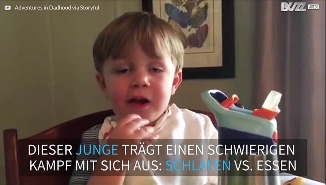 Kleiner Junge kann sich nicht entscheiden, ob er Schlafen oder Essen soll