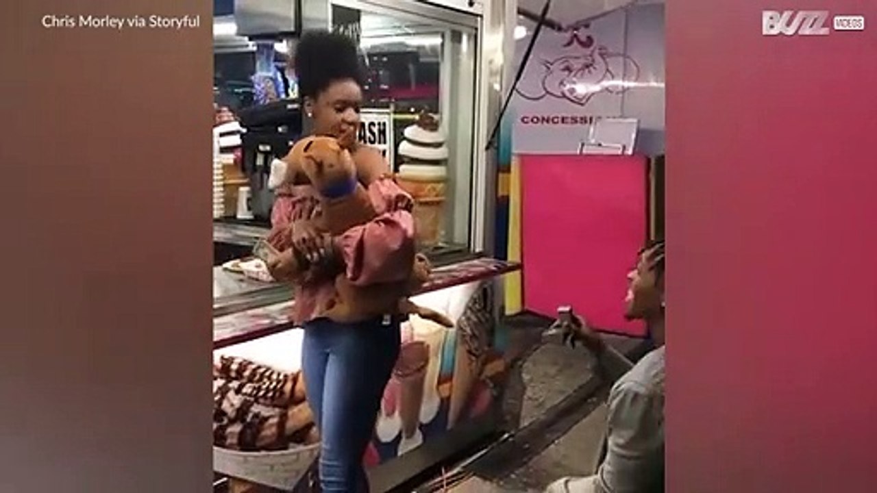 Frau denkt Hochzeitsantrag wäre ein Scherz