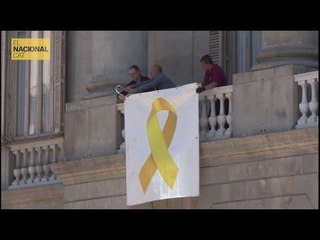 El llaç groc torna a la façana de l'Ajuntament de Barcelona