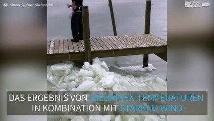 Eisschollen werden auf Holzsteg getrieben
