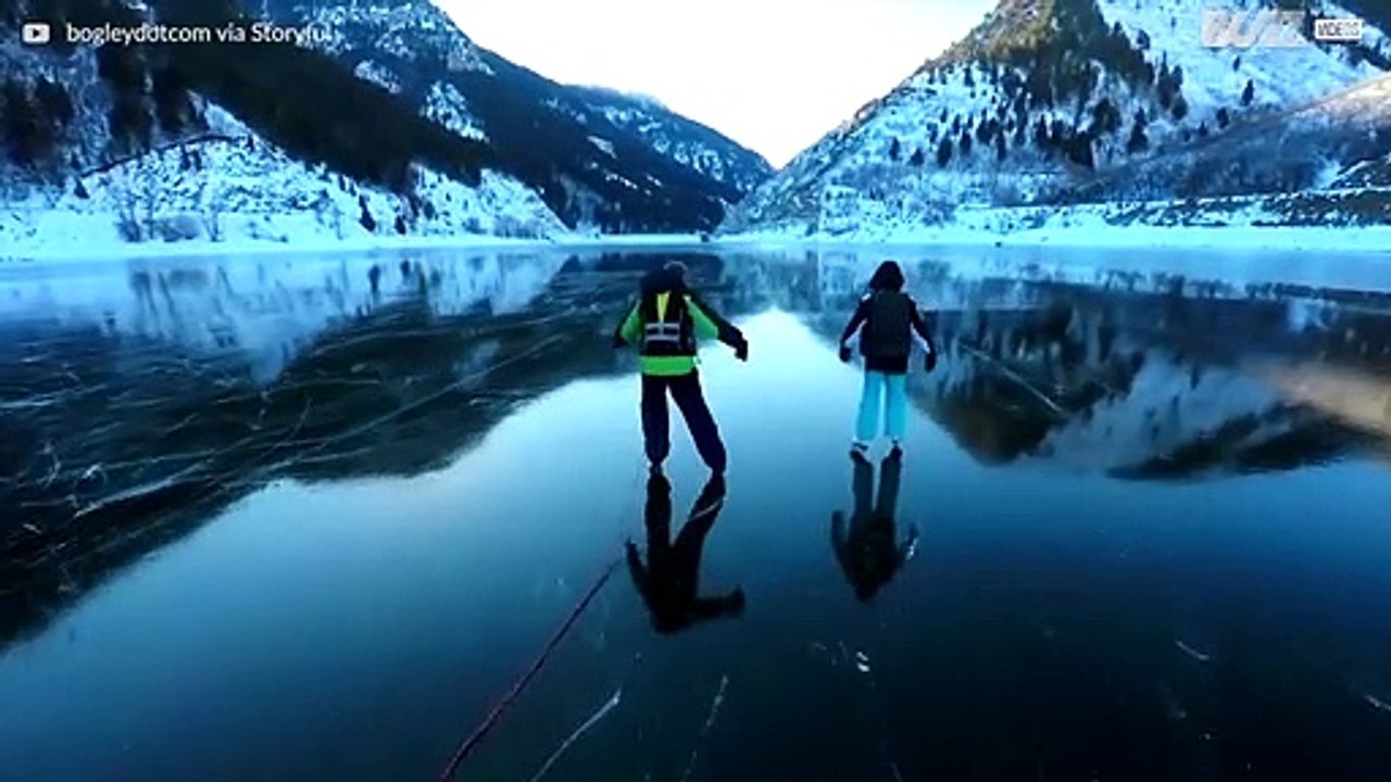 Familie geht in atemberaubender Natur Schlittschuh laufen