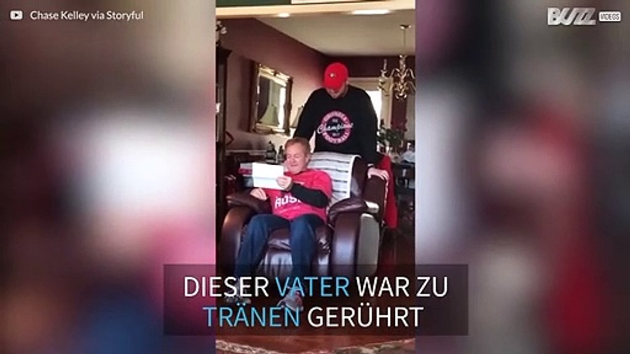 Dieser Vater kann seine Tränen nicht verbergen, als sein Sohn ihm ein Football-Ticket schenkt.