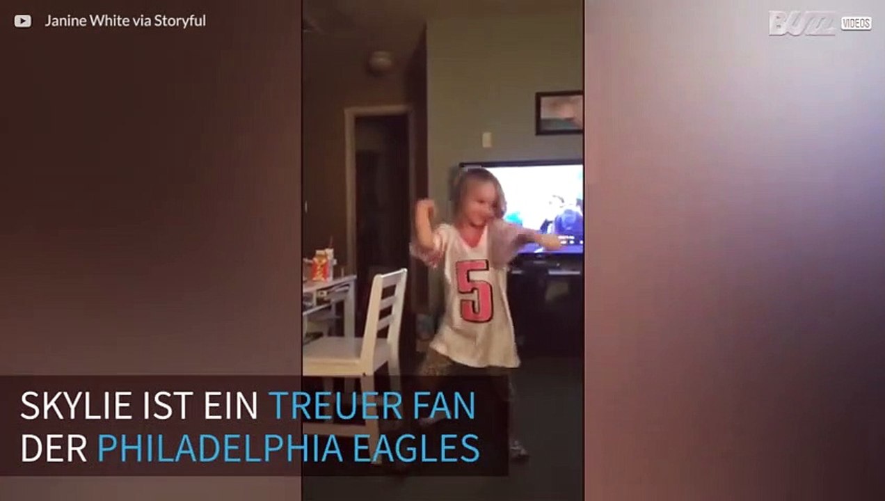 Kleiner Sportfan macht Freudentanz