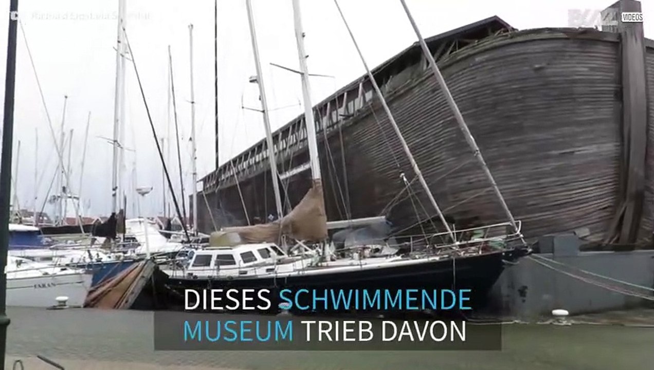 Starke Windböen treiben schwimmendes Museum auf Boote in Hafen