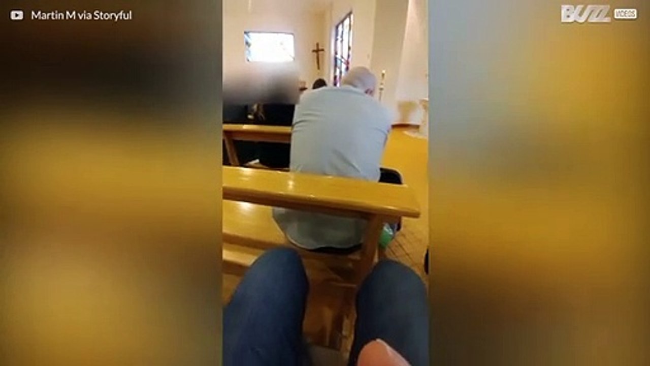 Dieser Mann schaut während der Messe in der Kirche ein Fussballspiel!