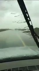 ‏‎شاهد مواطن يوثق اللحظات الاخيرة قبل تعرضه لحادث شنيع على طريق ‎عفيف - ‎القصيم .