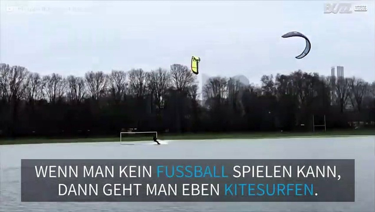 Kitesurfer haben Spaß auf einem gefluteten Fussballfeld