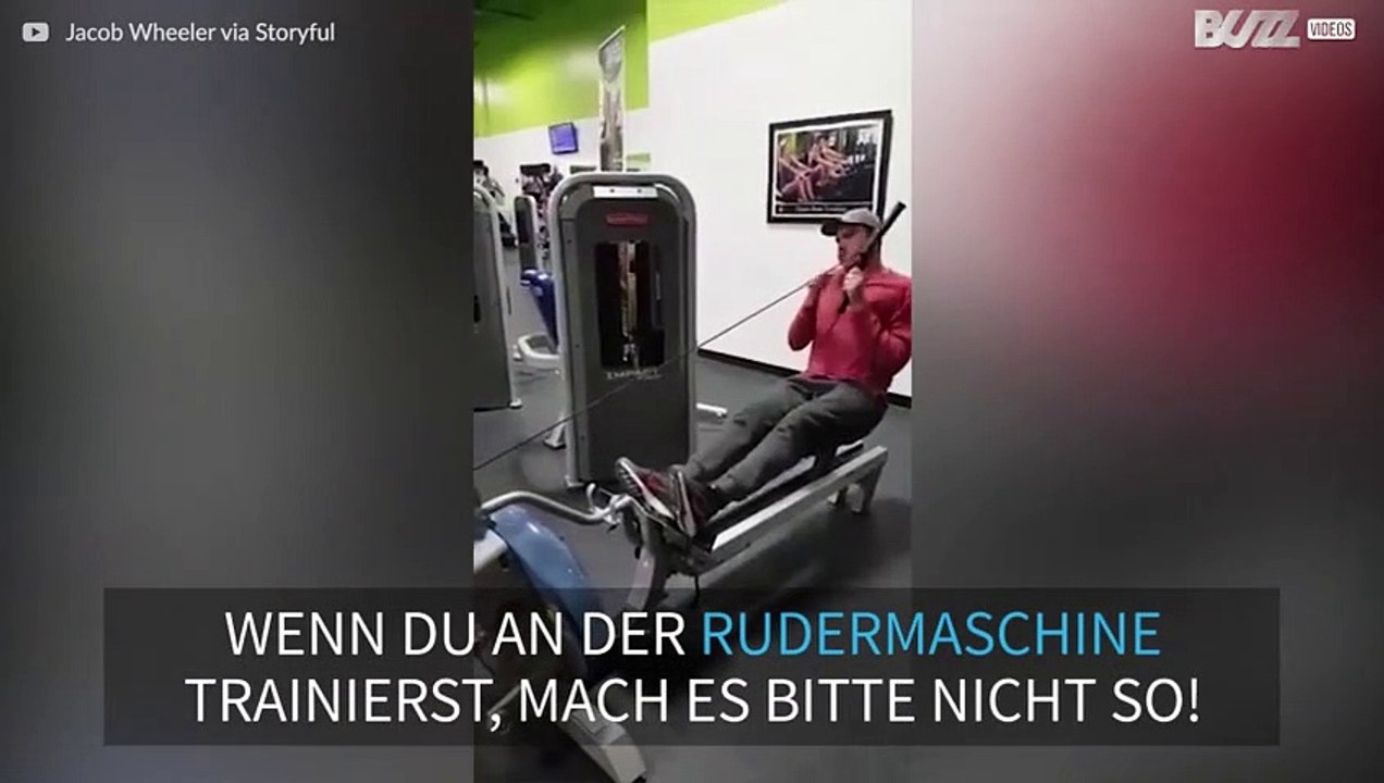 Clever! Mann trainiert seine Muskeln fürs Fischen an der Rudermaschine