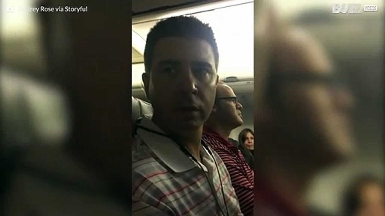 Mann erfährt im Flugzeug, dass er Vater wird