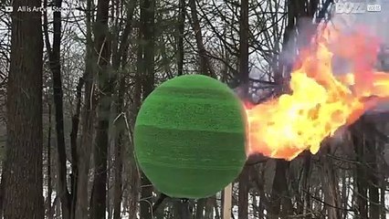 Schauen Sie, wie Ball aus 42.000 Streichhölzern in Flammen aufgeht!