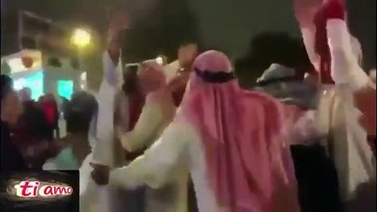 فيديو - جماهير ليفربول ترتدي الثوب العربي وتغني السلام عليكم - (1)