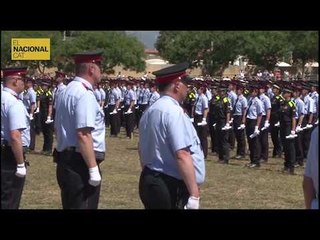 Llançament de gorres dels nous policies