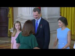 El niño que canta durante el acto de Felipe VI
