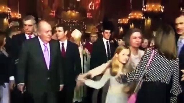 REINA LETIZIA ORTIZ impide una foto a la REINA SOFIA con la PRINCESA LEONOR y la INFANTA SOFIA