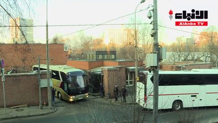 الدبلوماسيون الأميركيون المطرودون من روسيا يغادرون سفارتهم في موسكو