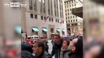 قتل شخص وأصيب 5 آخرون، بينهم 4 رجال إطفاء بجروح، جراء حريق كبير اندلع في الطابق الـ50 من برج ترامب في نيويورك مساء السبت
