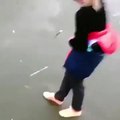 فتاة روسية تتعرض لحادث على الجليد