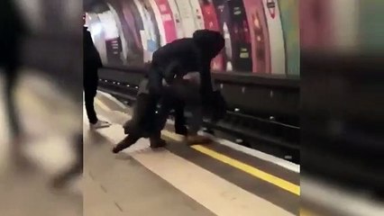 شخص يلقي بصديقه تحت عجلات المترو