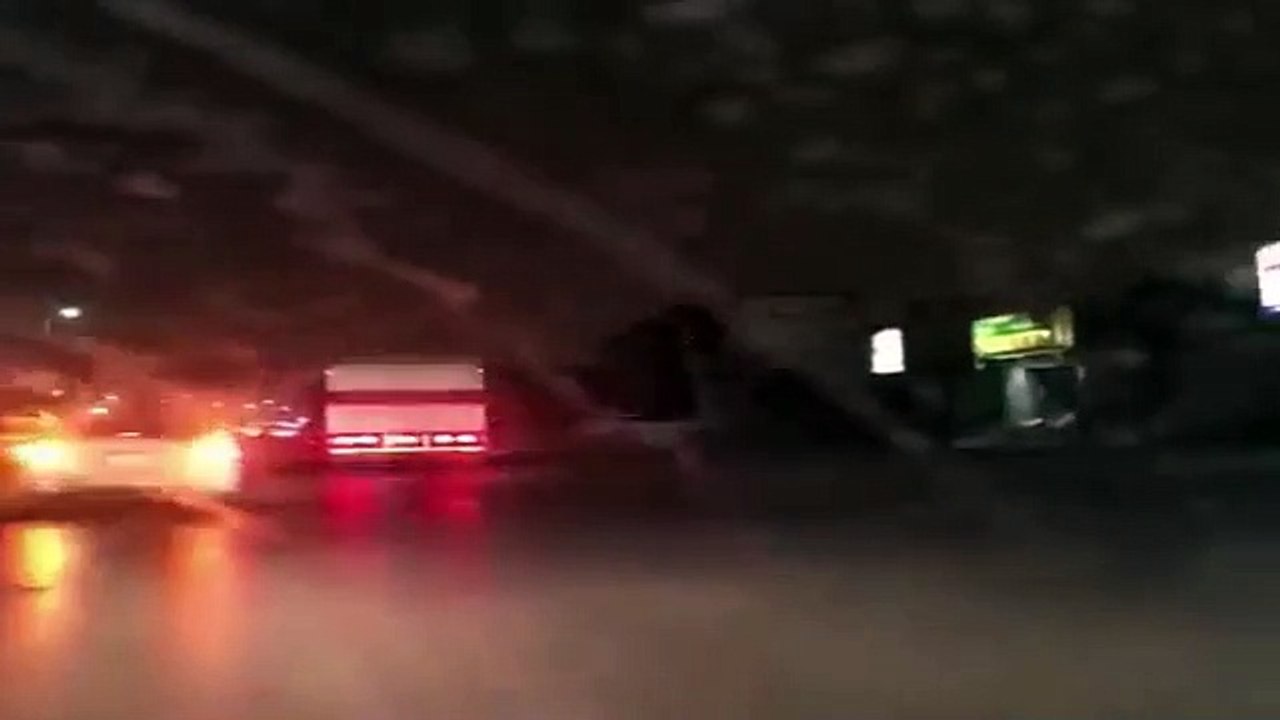 سائق شاحنة في حالة غير طبيعية يقود بتهور ويصدم عددا من السيارات بالرياض