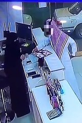 يخدع بائعة بطريقة مبتكرة ويحصل على بضاعتهامجانا