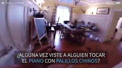 Tocar el piano con... ¡palillos chinos!